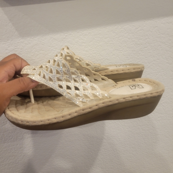 White Scalloped Laser-Cut Thong Sandals for Women - Picture 4 of 7